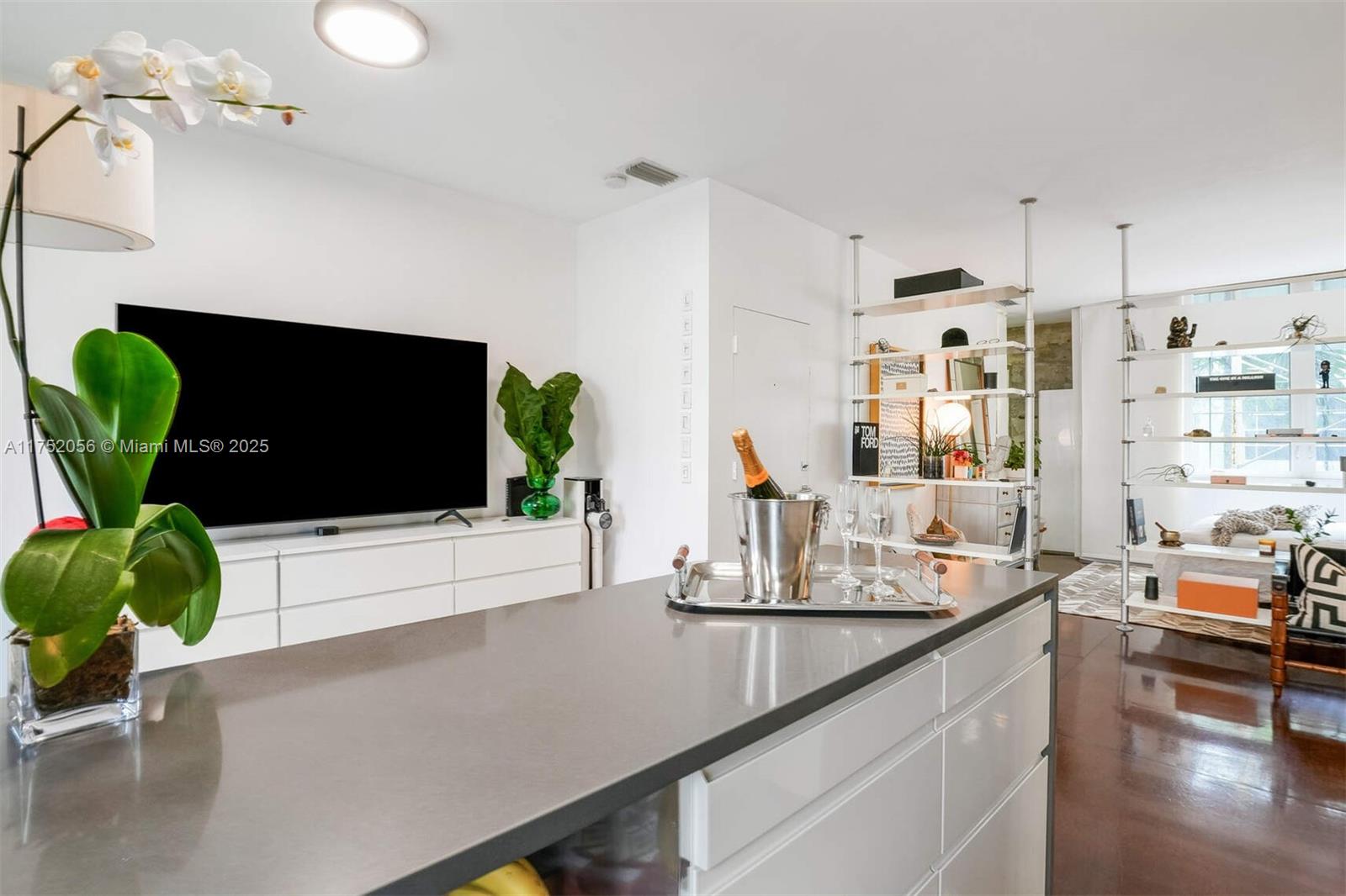 DON-BAR CONDO - Residential