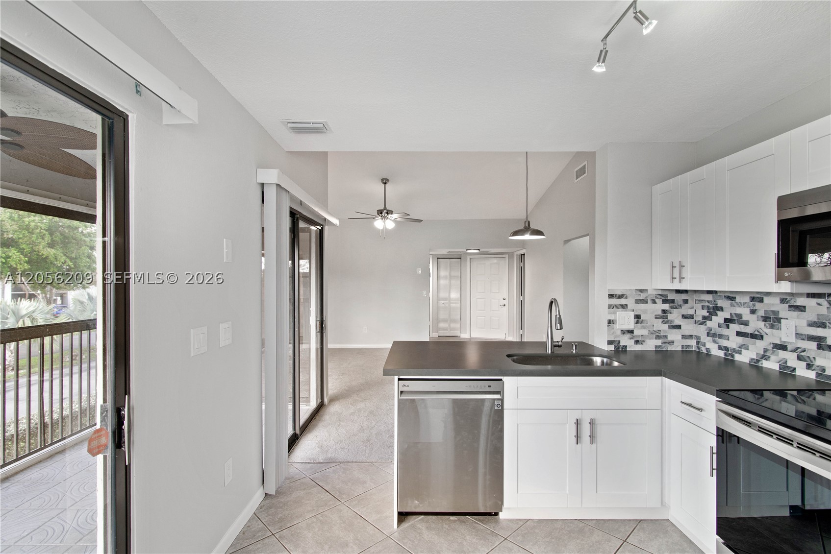 LAKESHORE CONDO 11 - Residential Lease