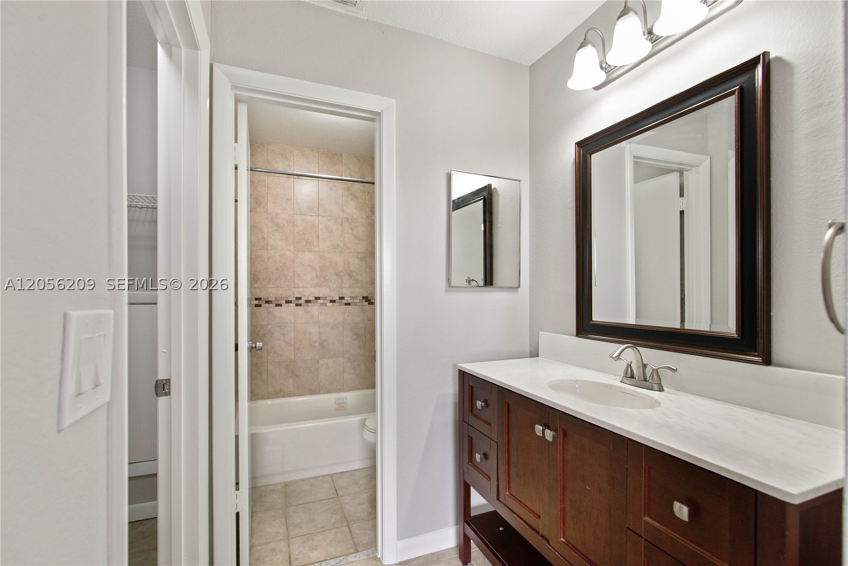 LAKESHORE CONDO 11 - Residential Lease