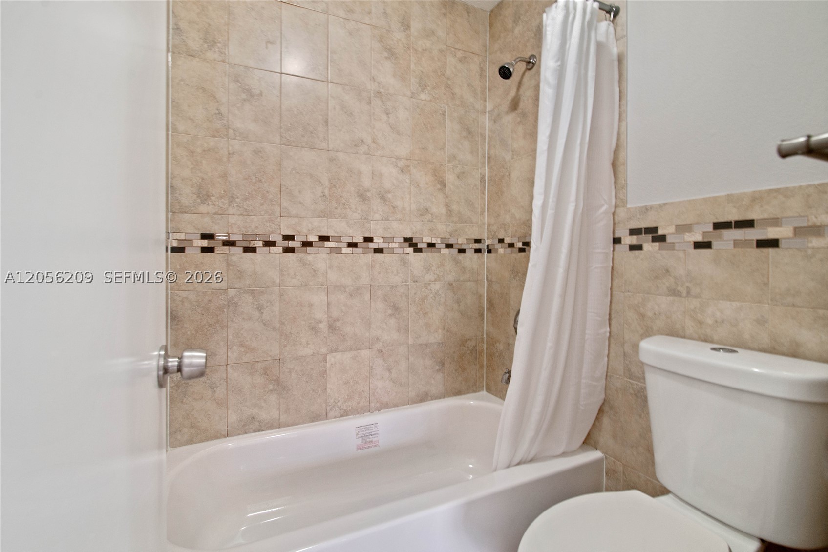 LAKESHORE CONDO 11 - Residential Lease