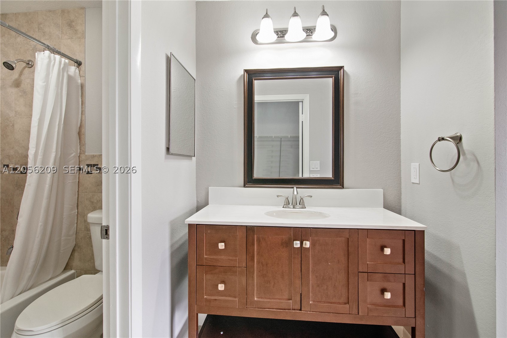 LAKESHORE CONDO 11 - Residential Lease