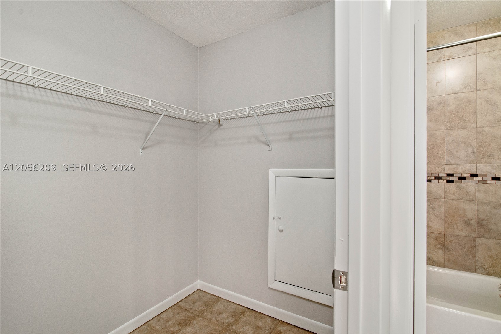 LAKESHORE CONDO 11 - Residential Lease