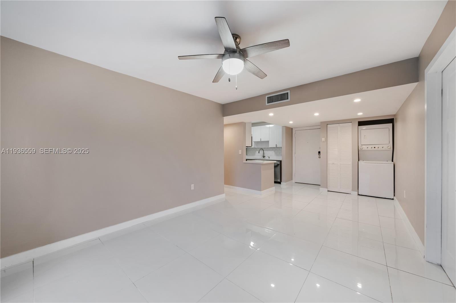 TOWERS NORTH CONDO - Residential Lease