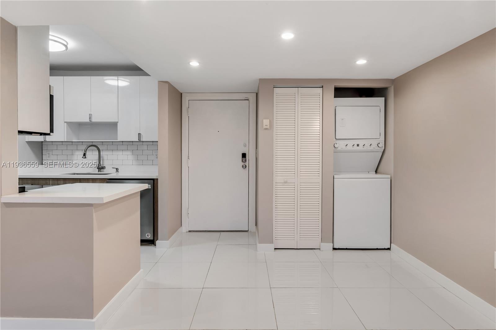 TOWERS NORTH CONDO - Residential Lease