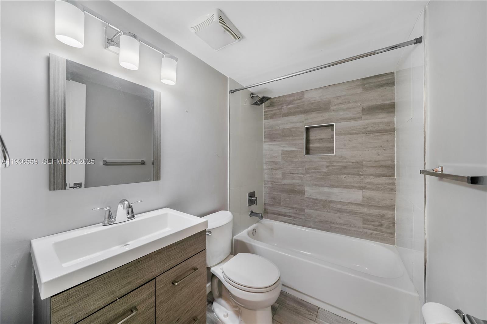 TOWERS NORTH CONDO - Residential Lease