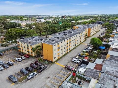 LAS ESTRELLAS CONDO - Residential