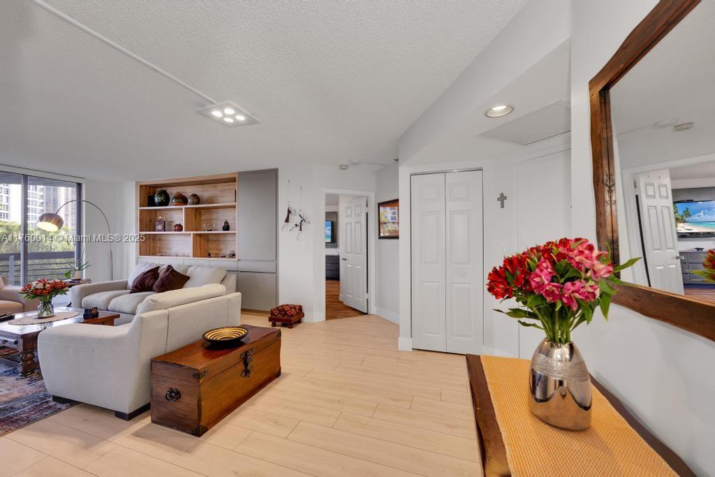 MYSTIC POINTE TOWER 500 C - Residential