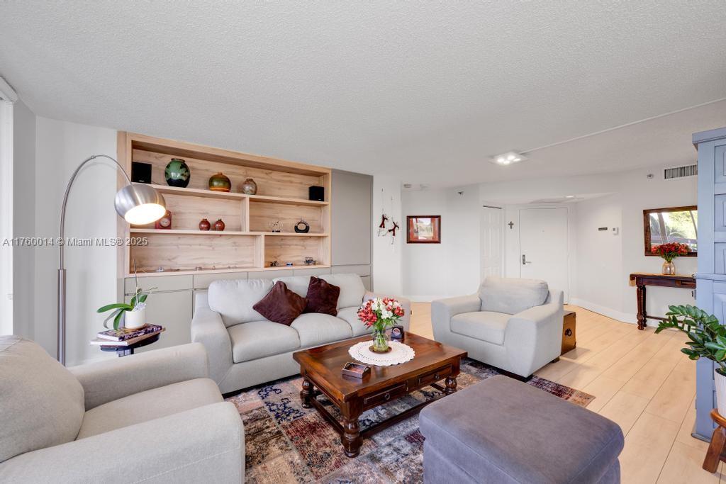 MYSTIC POINTE TOWER 500 C - Residential
