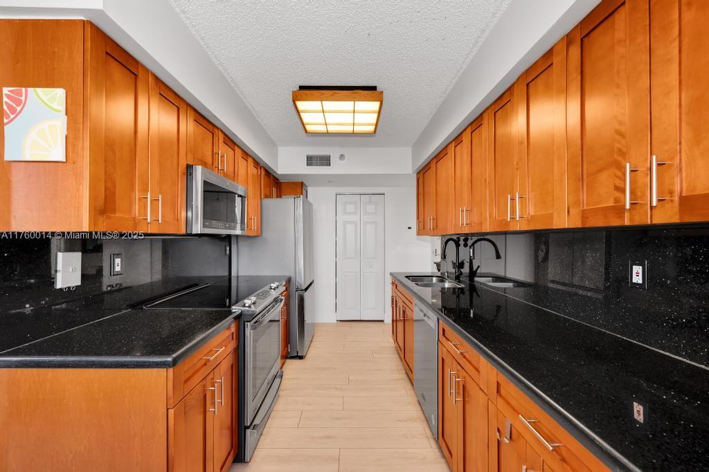 MYSTIC POINTE TOWER 500 C - Residential