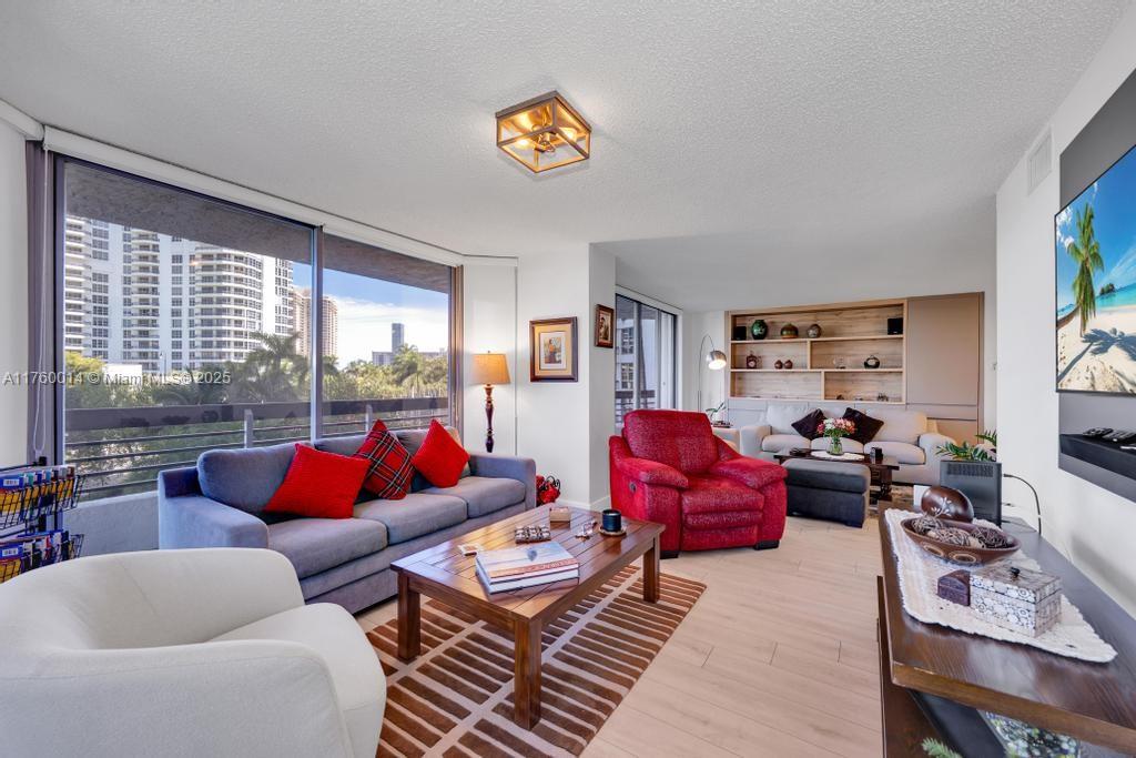 MYSTIC POINTE TOWER 500 C - Residential