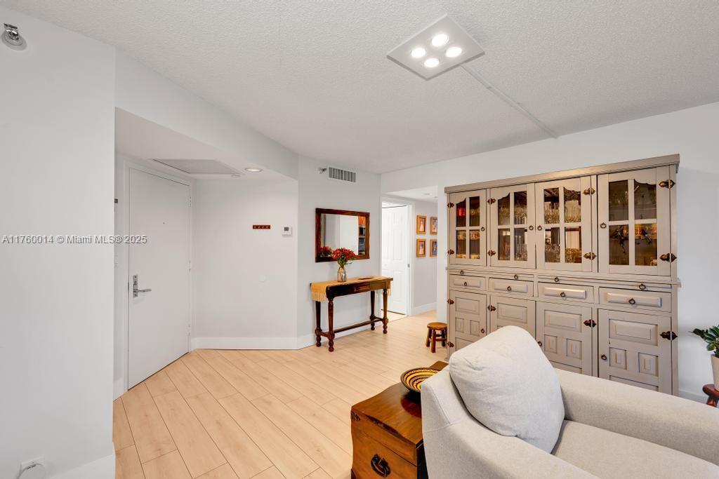 MYSTIC POINTE TOWER 500 C - Residential