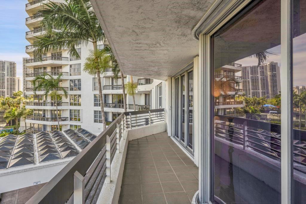 MYSTIC POINTE TOWER 500 C - Residential