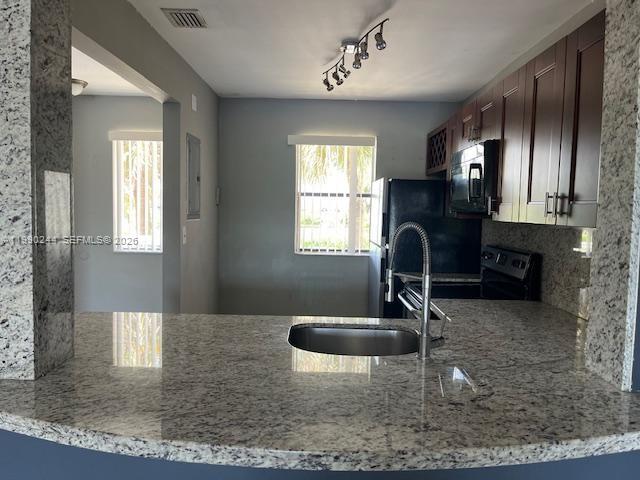 Complite remodeled new appliaces new ac washer & dryer new ligth fixtures title flooring throughout granite counter tops open kitchen large walking closet balcony overlooks lake from both master bedroom and living area, good for investor can be rented inmediately