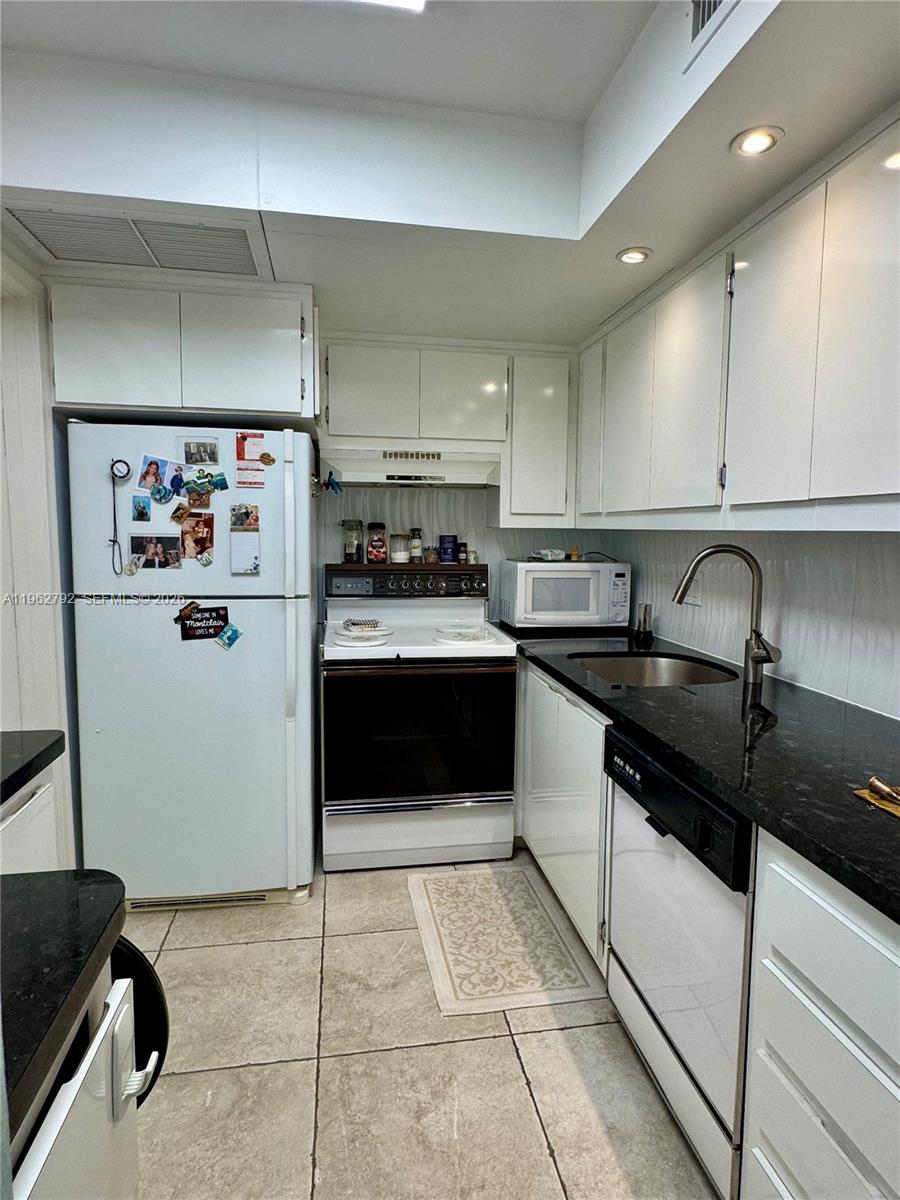 Amazing opportunity Best Location! In the heart of Aventura close to everything. Convenience and Walkability. Very well kept appointed apartment, spacious and clean - nice tile flooring throughout. New Kitchen counters. Spacious living and dining and a lots of closets. A Must see - Easy to show