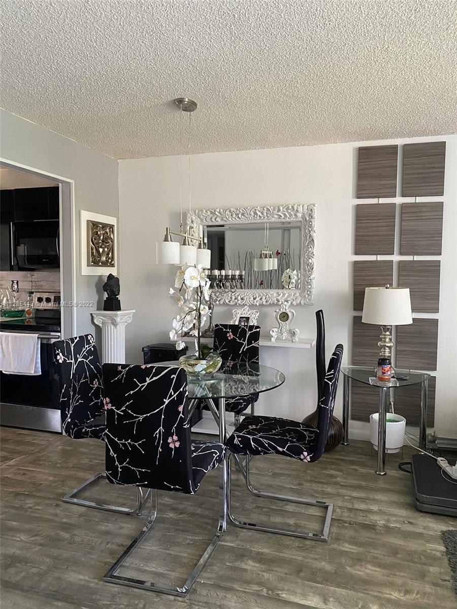 Beutiful Unit in Sunrise Lakes Community, located in the second floor, it features 1 bedroom 1 badroom plus Den for you guests. Very Well Kept Unit Ready for you to move in. Enjoy a relaxing morning Water view in the balcony or at the club house with all this amenities : heated pools & spa, fitness center, Tennis, BBq.