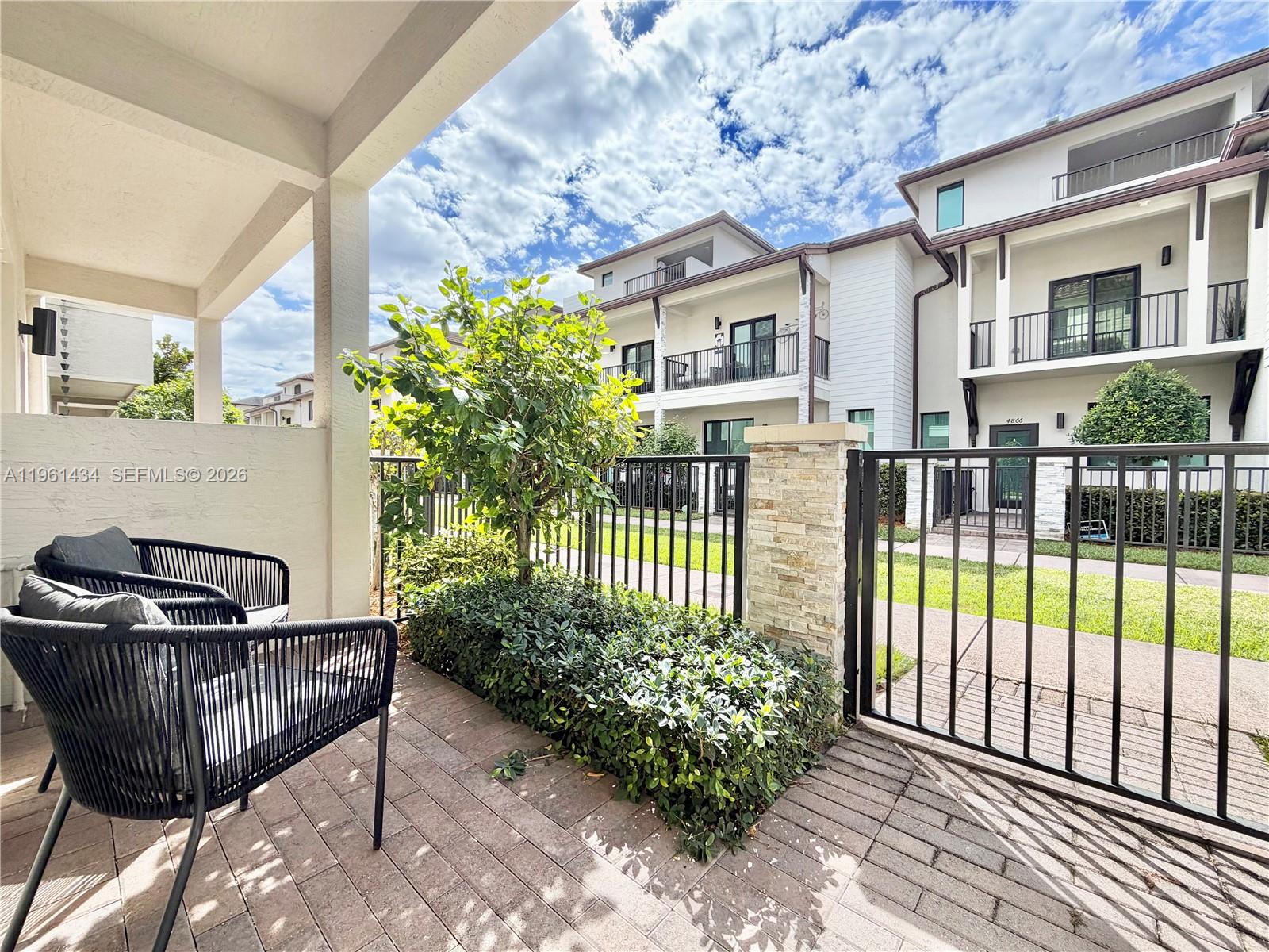 DOWNTOWN DORAL SOUTH PHAS - Residential Lease