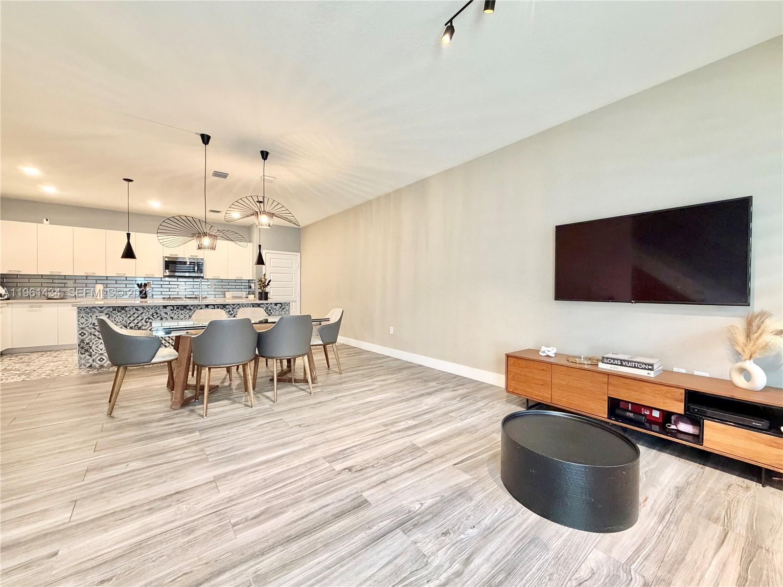 DOWNTOWN DORAL SOUTH PHAS - Residential Lease