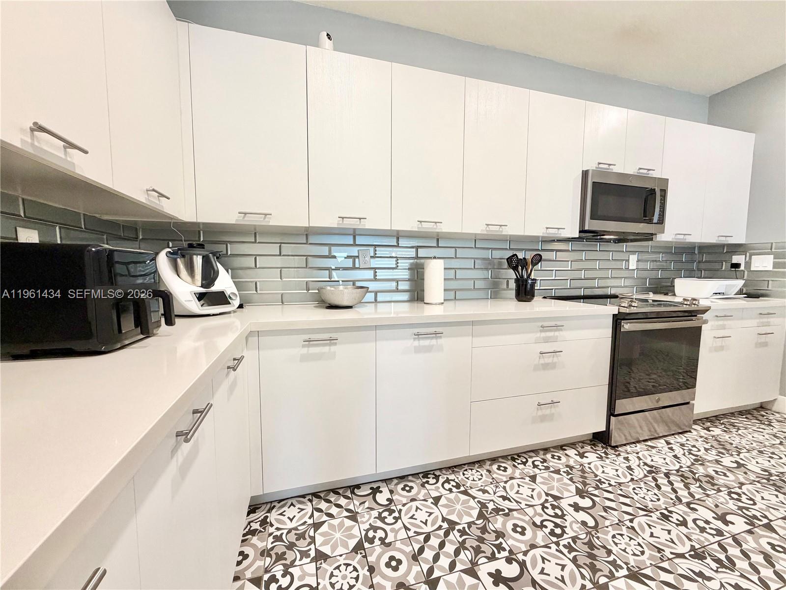 DOWNTOWN DORAL SOUTH PHAS - Residential Lease