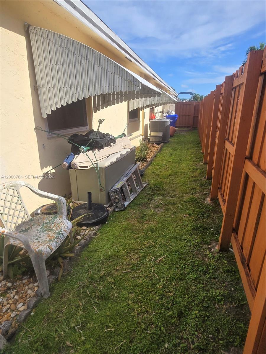 HOLLYWOOD LITTLE RANCHES - Residential