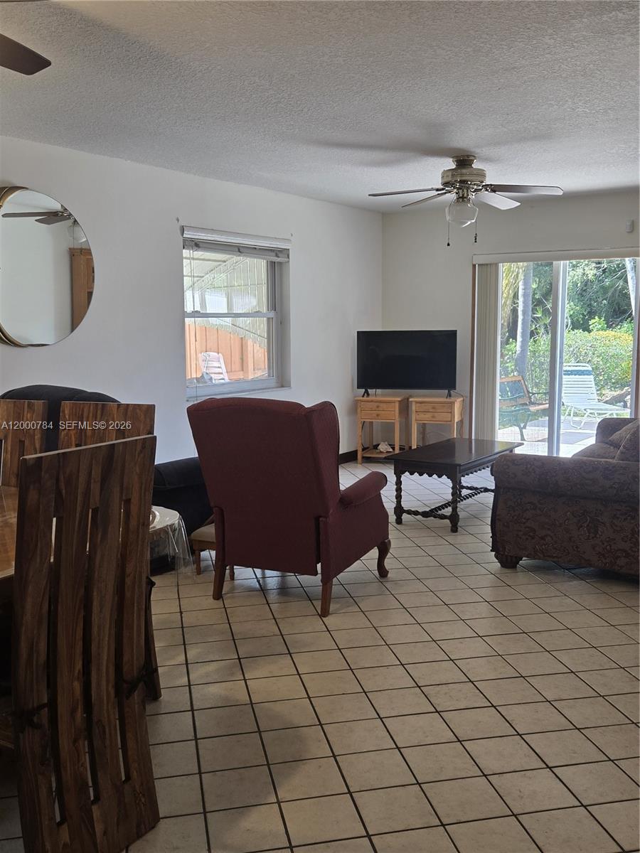 HOLLYWOOD LITTLE RANCHES - Residential