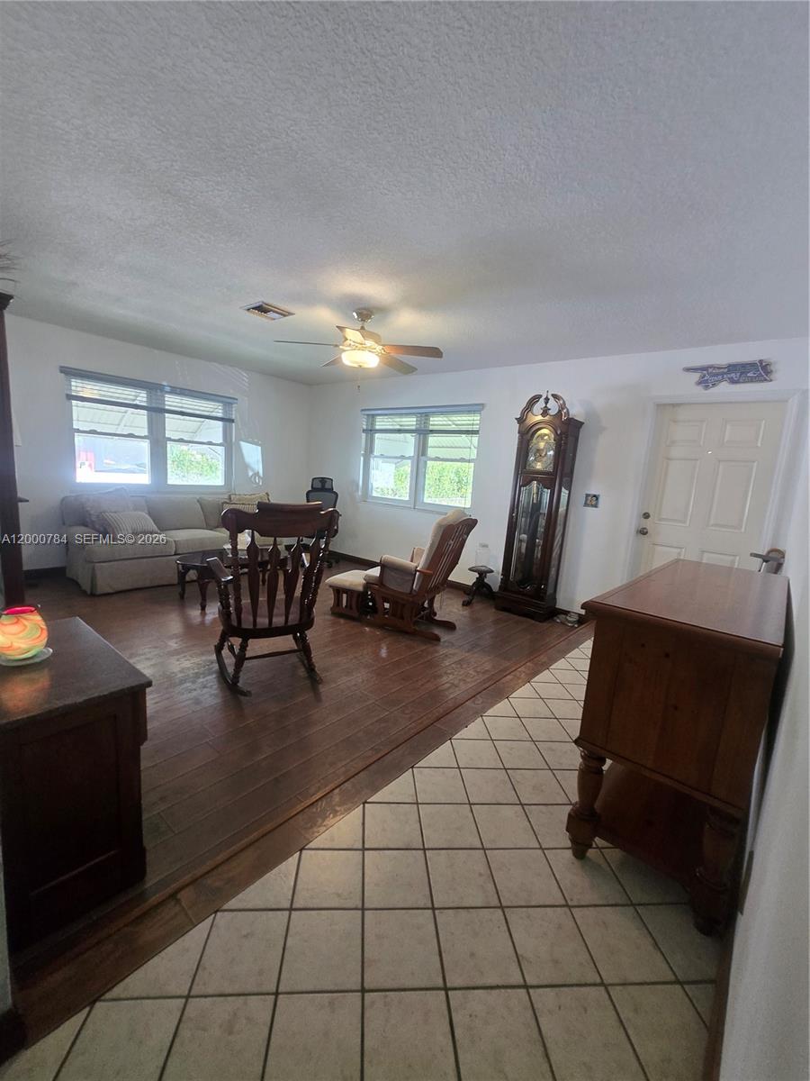 HOLLYWOOD LITTLE RANCHES - Residential