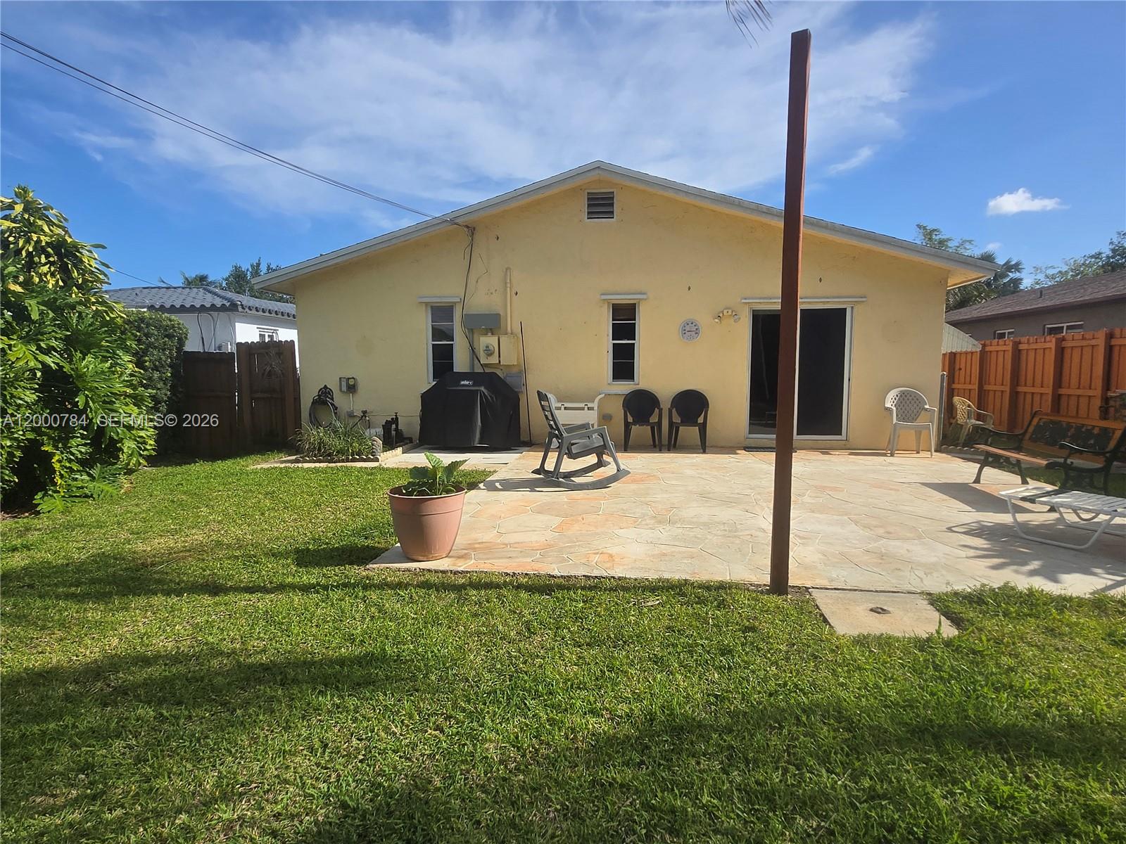 HOLLYWOOD LITTLE RANCHES - Residential