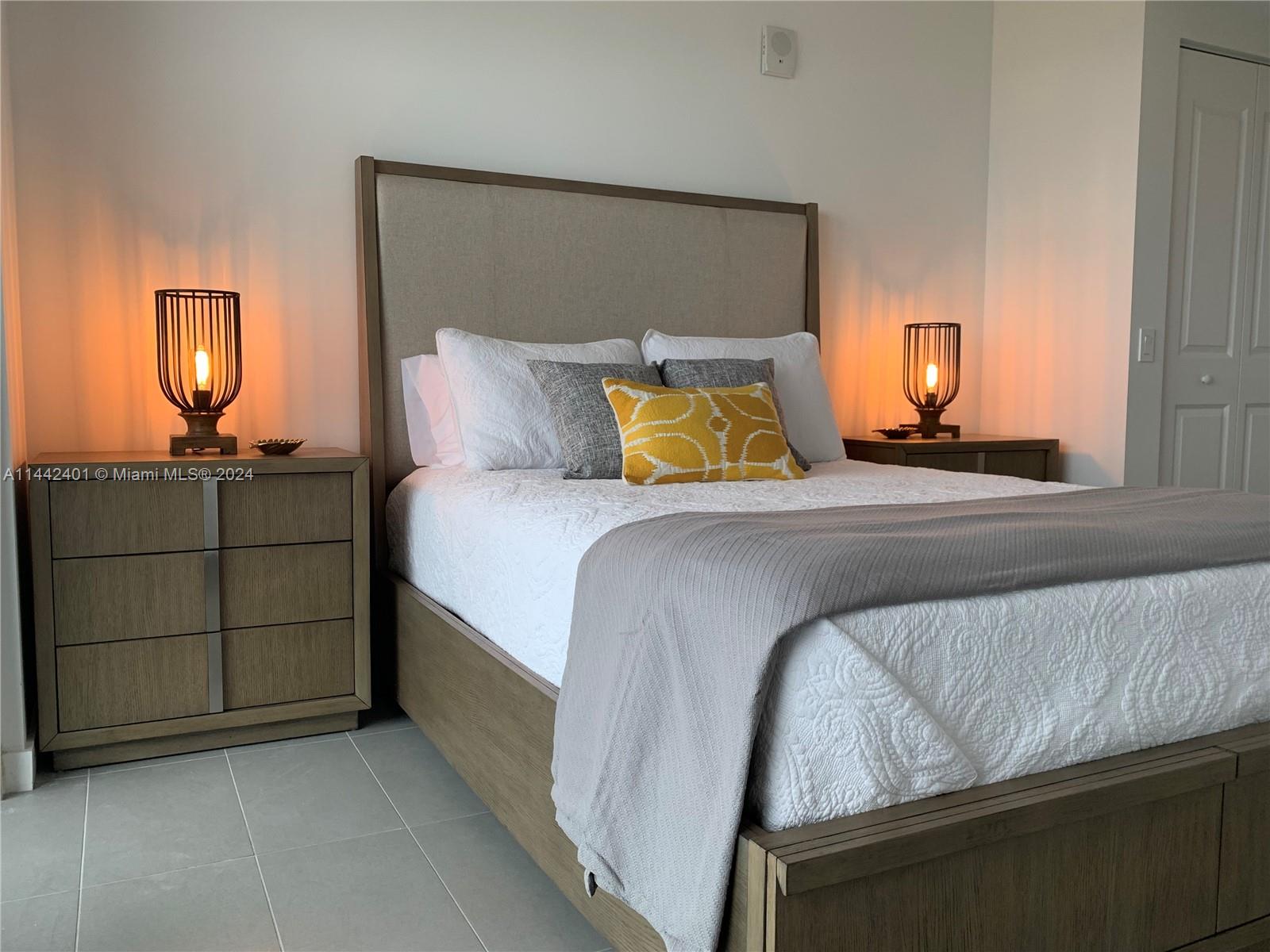 Amazing condo 1 bedroom 1 bath, has endless panoramic bay and city views, Located between Wynwood and Downtown. Canvas condominium is 30,000 square feet of Amenities including 3 pools, a jacuzzi, spa, gym yoga and meditation areas, high-speed internet throughout the entire building, a glass racquetball court, movie screening theater, a modern game room, an outdoor lounge, and BBQ area. 24/7 security & concierge. MetroMover station is one block across the street. Basic cable, internet, water, and valet parking. *Short-term rental is an option 30 days minimum*.>FULLY FURNISHED<