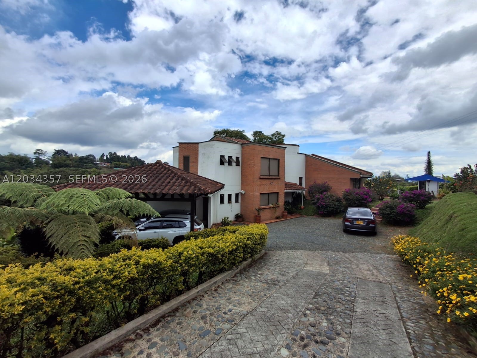 Countryside Luxury Home for Sale in a Gated Community.  This house has 4 bedrooms and 4 bathrooms. Discover the perfect balance between nature and modern comfort in this stunning country home located in Pereira, Risaralda. Designed for families who love the outdoors yet appreciate the convenience of city access, this property offers a truly exceptional lifestyle. Luxury finishes and thoughtful design throughout, Bright, open-concept living areas with ceramic and marble flooring – cool, clean, and elegant. Fully equipped gourmet kitchen with all essential appliances, plus a separate pantry.  Additional dining area for casual meals and gatherings, Spacious balcony with panoramic views and fresh mountain air. Library/study room – ideal for remote work or quiet reading. Guest bathroom for added convenience, Laundry area, service room, and storage space. Private jacuzzi for relaxation after a long day. Expansive garden with fruit trees and native vegetation – perfect for pets to roam freely. BBQ/grill area for outdoor entertaining. Basketball and soccer court for sports enthusiasts. Community hall and children's play area. Private garage with parking for 6. vehicles, plus visitor parking, gated community with 24/7 security.
This is more than a house – it's a sanctuary. Enjoy the tranquility of countryside living with all the luxury and convenience you deserve. Perfect for families, pet lovers, or anyone seeking a peaceful retreat without sacrificing modern comforts.