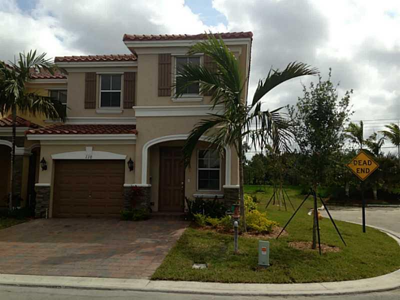 Come and enjoy this 4 Bedrooms 3 Baths town home  in Emerald Creek. Corner Unit with much windows and light. Granite Counter tops, SS Appliances, Living Family Room and Garage. Best Option in the neighborhood. Excellent location, close to major highways a nd shopping center. Close to Sawgrass Mills
