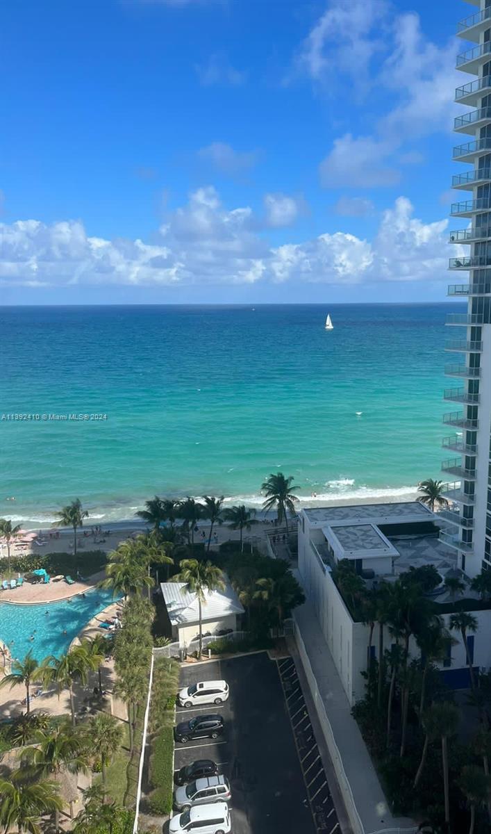 Beautiful Penthouse 2 bedroom and 2 bathrooms remodeled with intra costal and ocean views. Corner unit great for investment. Full amenities building with private beach. 24 hours concierge, pool + Gym+
movie theater, mini market. Valet parking service and security. Internet and cable included in maintenance. Daily rentals allowed. Close to shopping centers.