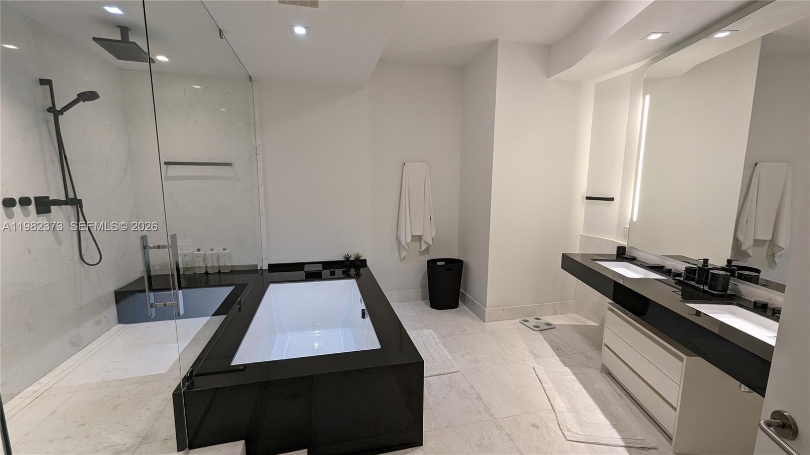 18555 COLLINS AVENUE COND - Residential