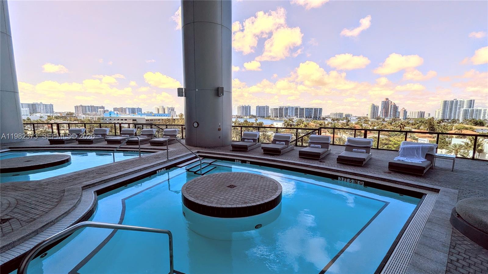 18555 COLLINS AVENUE COND - Residential