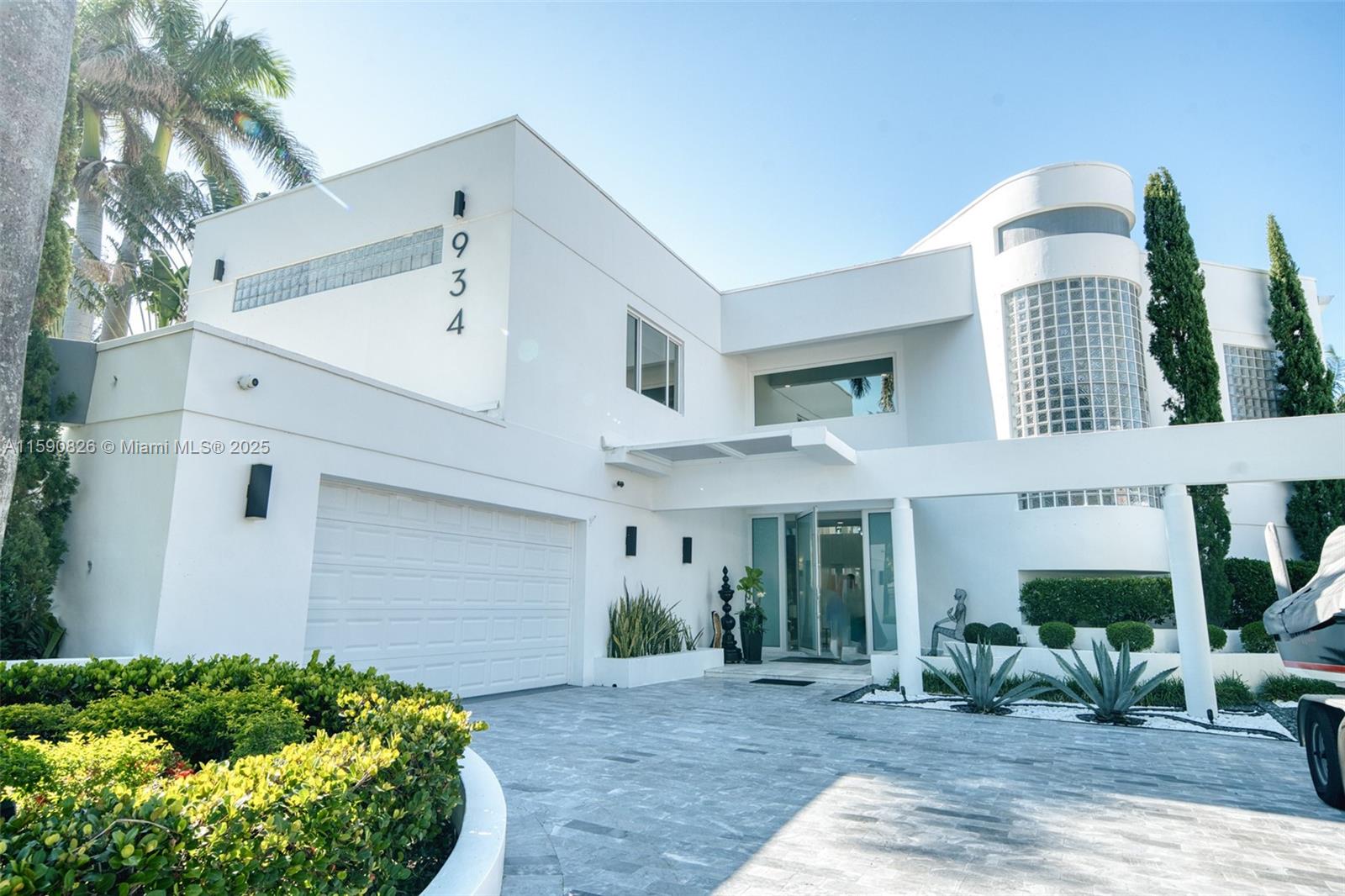 STEP INTO THE  BODEGA HOME - A ONE-OF-A-KIND CELEBRITY-OWNED WATERFRONT STATE, WHERE ELEGANCE MEETS PRIVACY AND LIFESTYLE. NESTLED ON AN EXPANSIVE- 17.546 SQ FT LOT, THIS 6 BEDROOM, 5.5 BATHROOM MASTERPIECE BOASTS  75 FEET OF PREMIUM WATER FRONTAGE  WITH EASY OCEAN  ACCESS—A TRUE PARADISE FOR YACHTING ENTHUSIASTS. AS YOU ENTER THROUGH THE 10 FT EURO WALL  PIVOT  FRONT DOOR, THE  LAMBORHINI OF  DOORS YOU'RE GREETED BY SOARING 26-FOOT CEILINGS AND DRAMATIC FLOOR-TO-CEILING WITH NATURAL LIGHT AND OFFER BREATHTAKING WATER VIEWS FROM EVERY ANGLE.
 A TRUE ENTERTAINER'S DREAM. THE HOME FEATURES A CUSTOM OF 700+ BOTTLE WINE CELLAR, IDEAL FOR CONNOISSEURS AND COLLECTORS ALIKE. THE GOURMET CHEF'S KITCHEN FLOWS INTO EXPANSIVE FORMAL AND CASUAL LIVING SPACES.