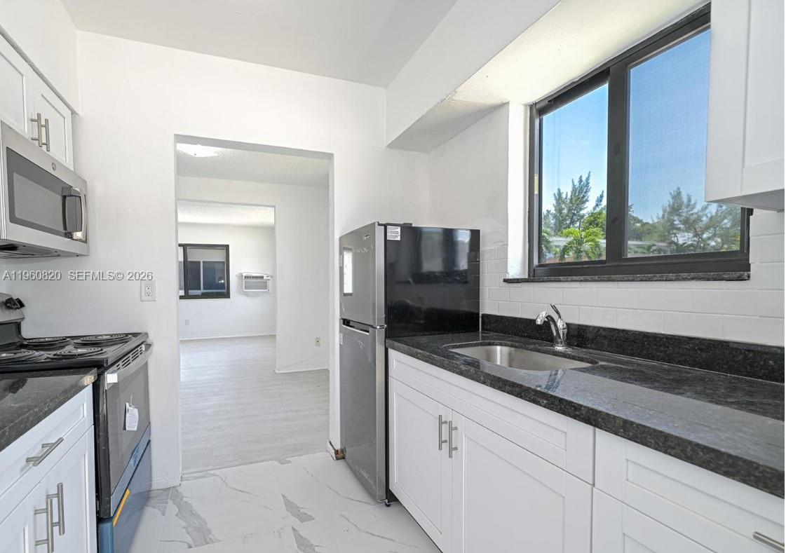 BISCAYNE BCH SUB - Residential Lease