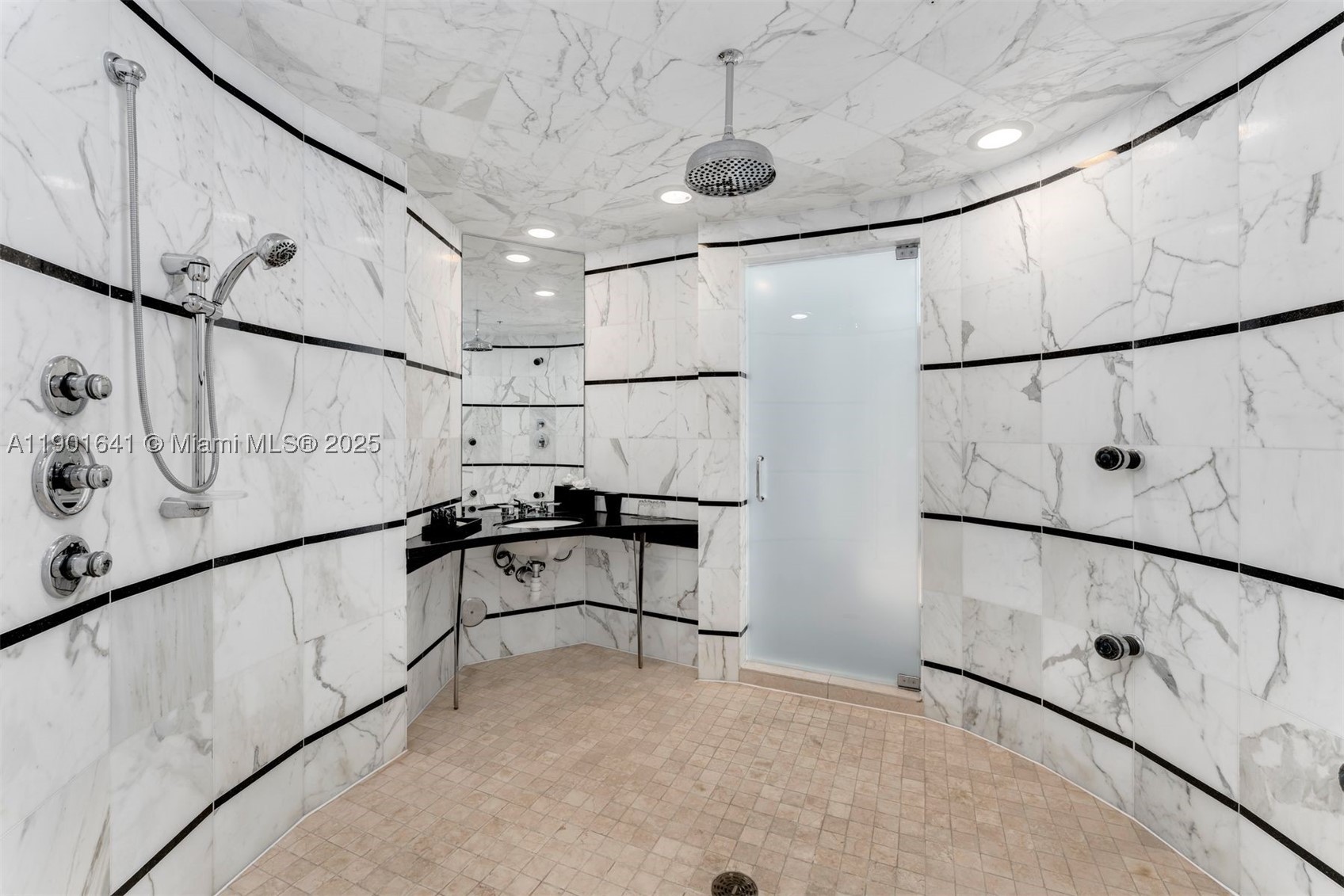 FONTAINEBLEAU III OCEAN C - Residential