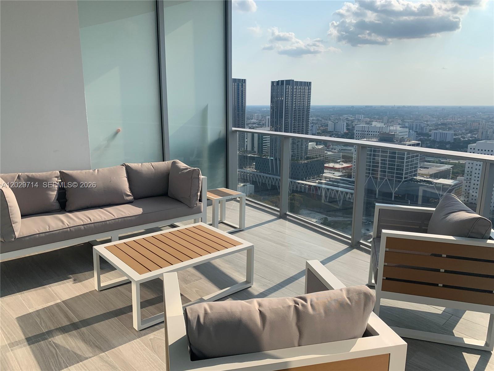PARAMOUNT MIAMI WORLDCENT - Residential Lease