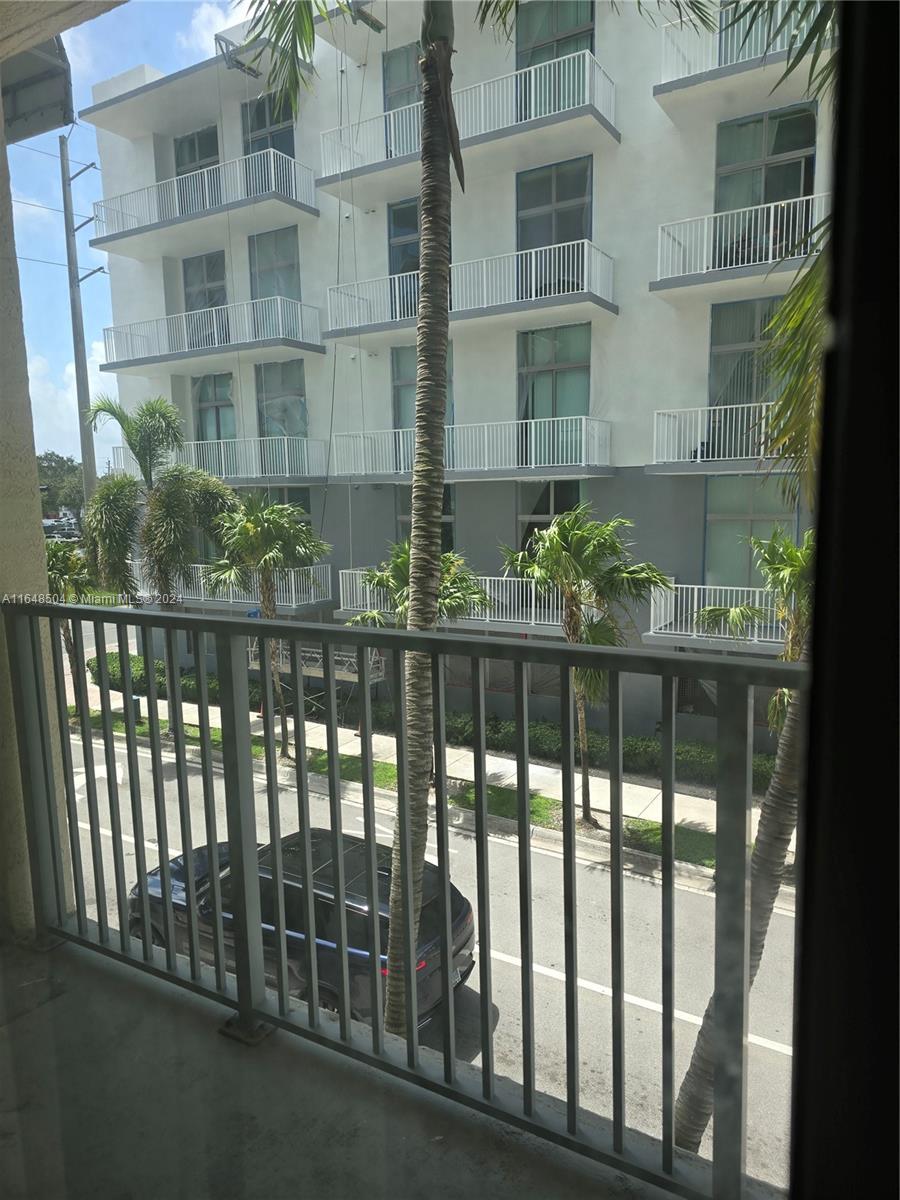 HOLLYWOOD STATION RES CON - Residential Lease