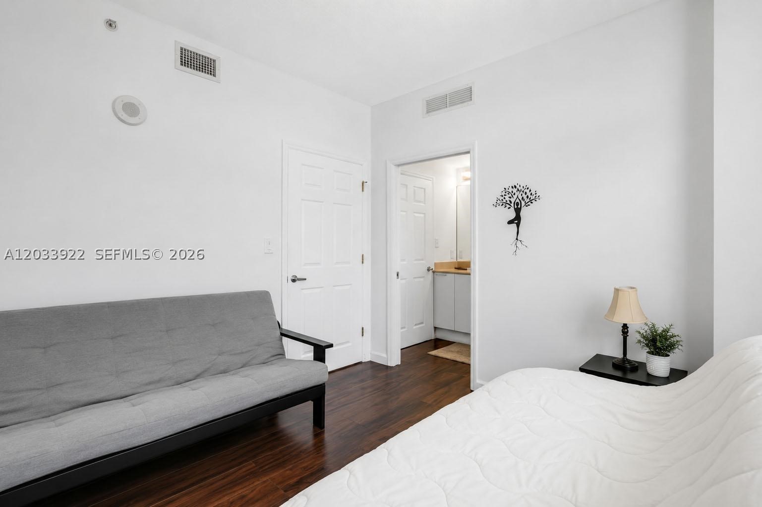 HOLLYWOOD STATION RES CON - Residential