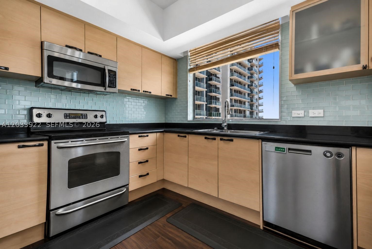 HOLLYWOOD STATION RES CON - Residential