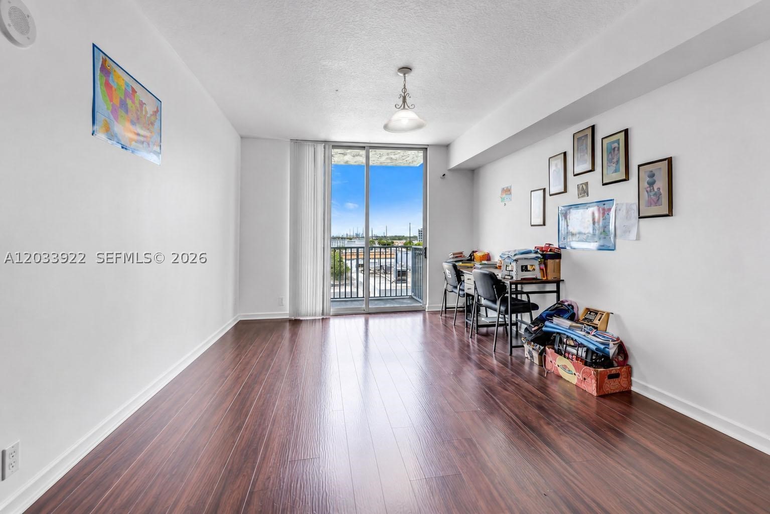 HOLLYWOOD STATION RES CON - Residential