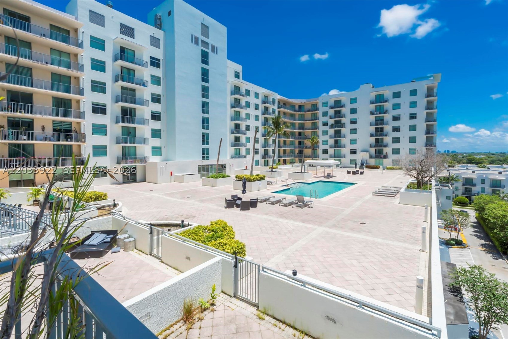 HOLLYWOOD STATION RES CON - Residential