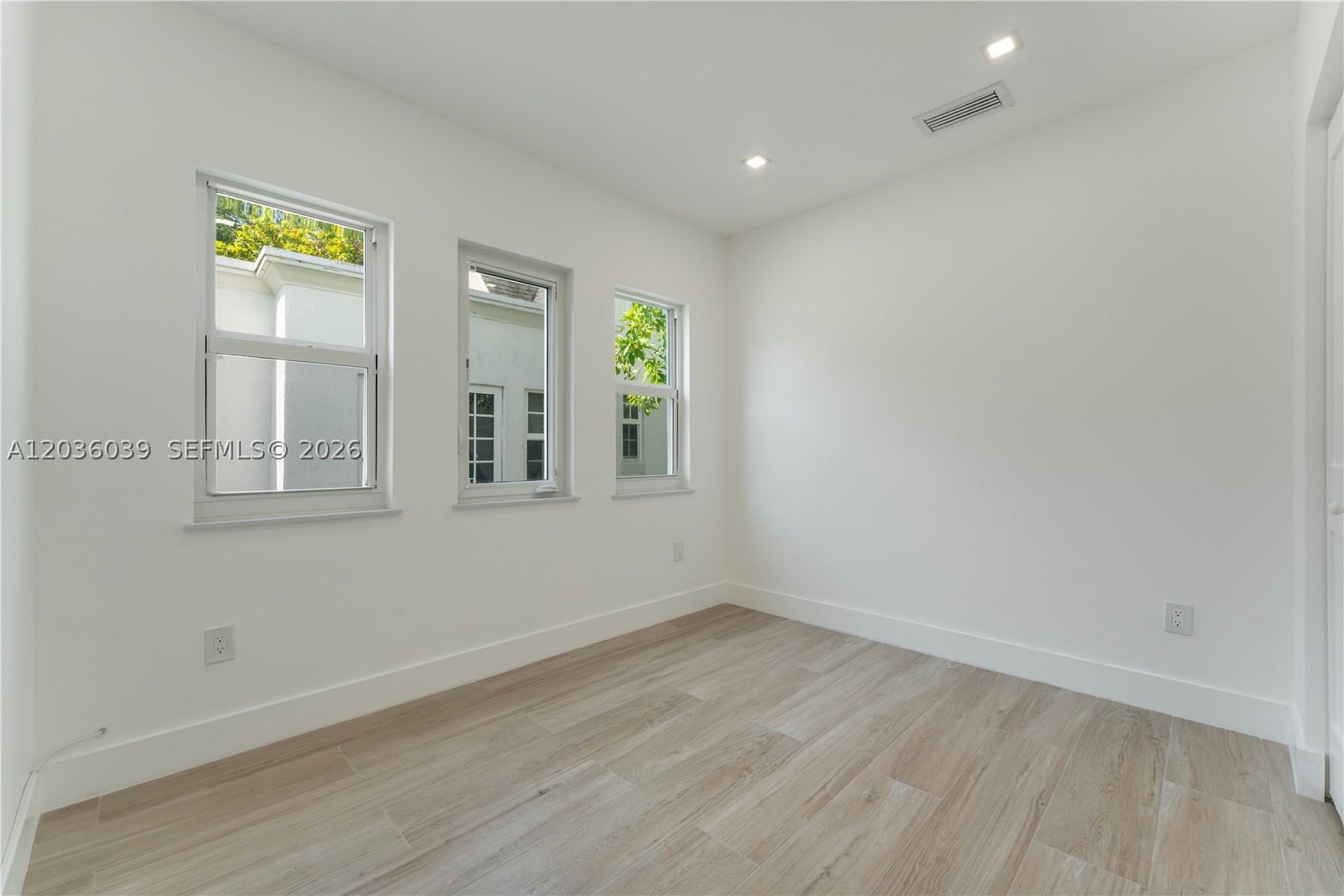 ARBORETUM IN THE GROVE CO - Residential Lease