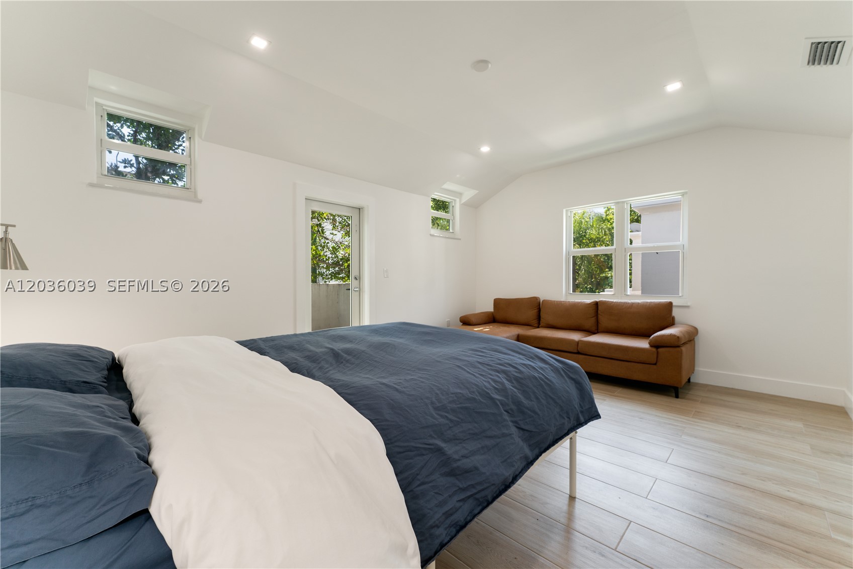 ARBORETUM IN THE GROVE CO - Residential Lease