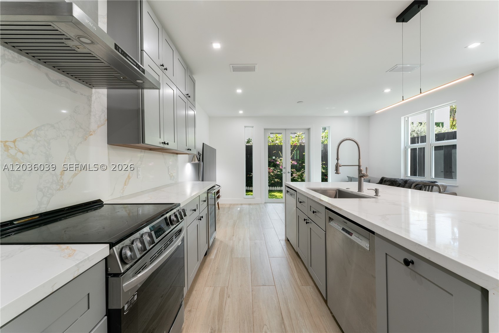 ARBORETUM IN THE GROVE CO - Residential Lease