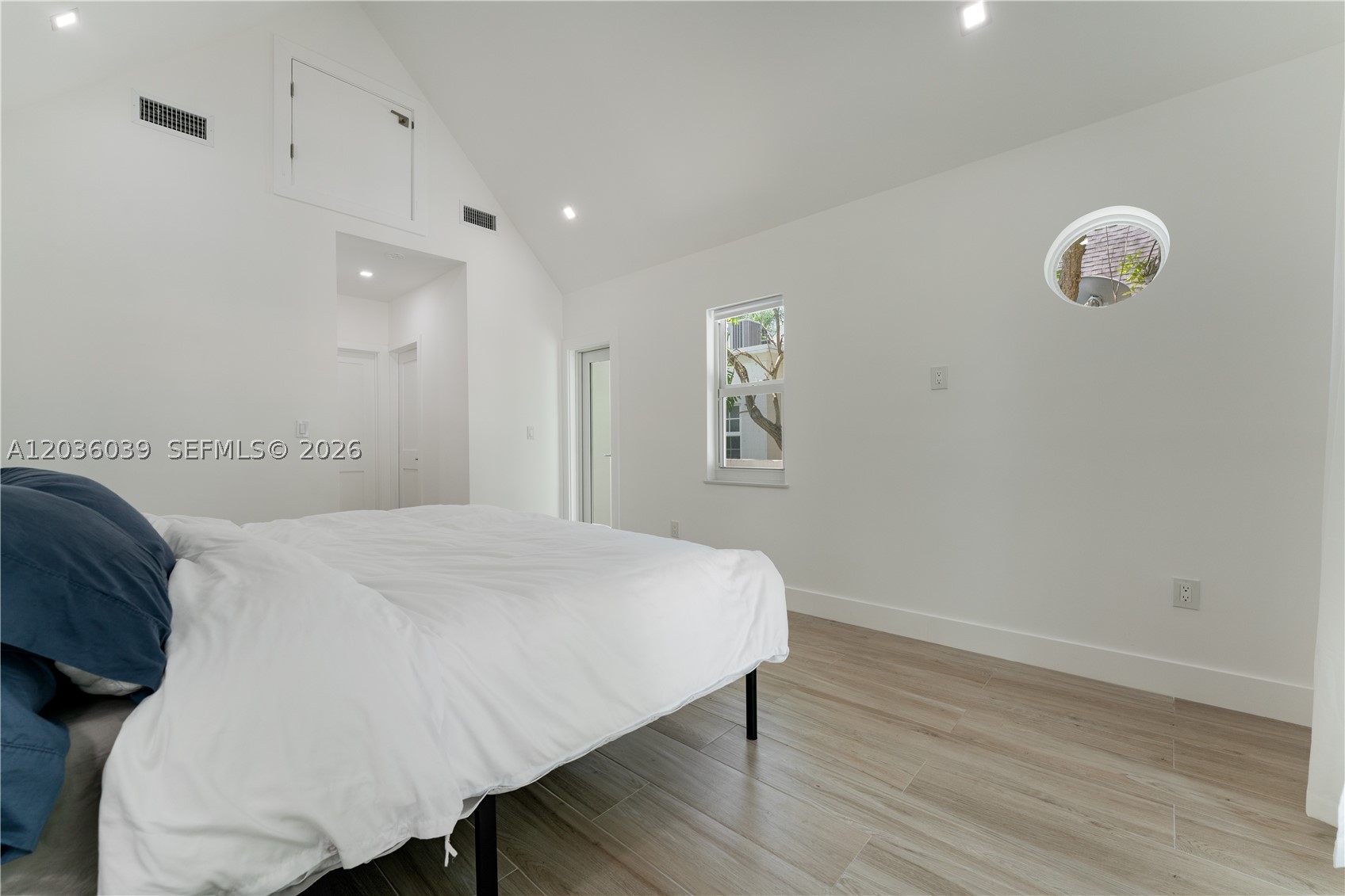 ARBORETUM IN THE GROVE CO - Residential Lease