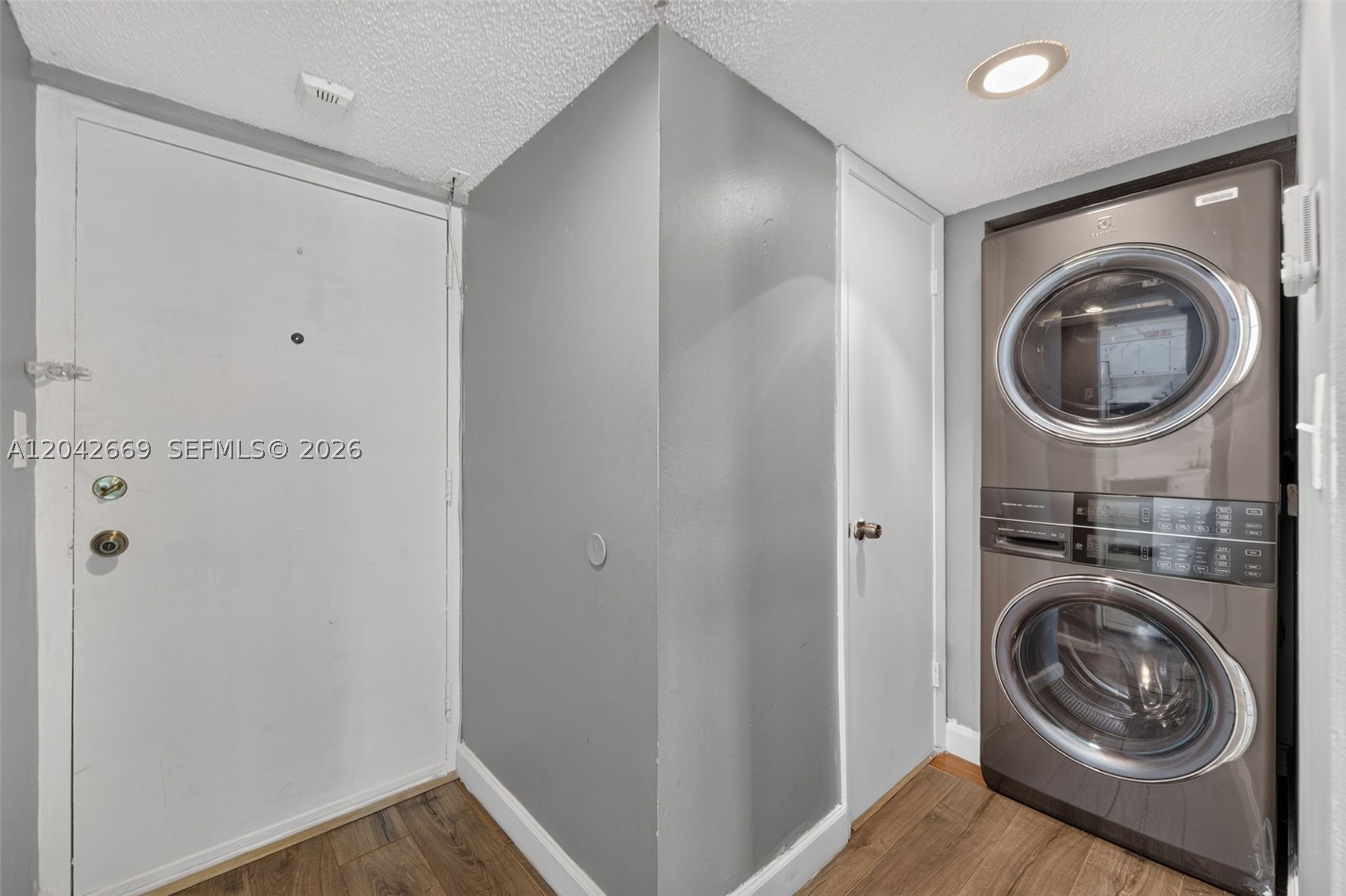 GATE THREE CONDO - Residential