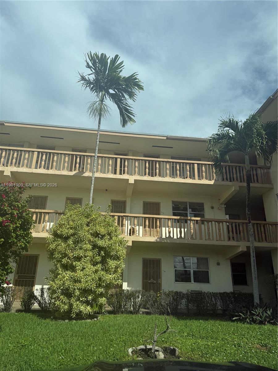 Deluxe model apartment in a 55+ community, very clean, bright, spacious, with a balcony, considerably renovated, kitchen is beautiful (refrigerator fairly new). All furniture included in the price. Only cash buyers please. Great neighborhood of North Miami Beach. Rental restriction apply: no rentals during the first year of ownership after new owner has the option to rent it out once a year for up to 3 months. Winter or year around residence. Fully furnished. Taxes and land lease conveniently included in the monthly maintenance. Brokers read remarks. Ty