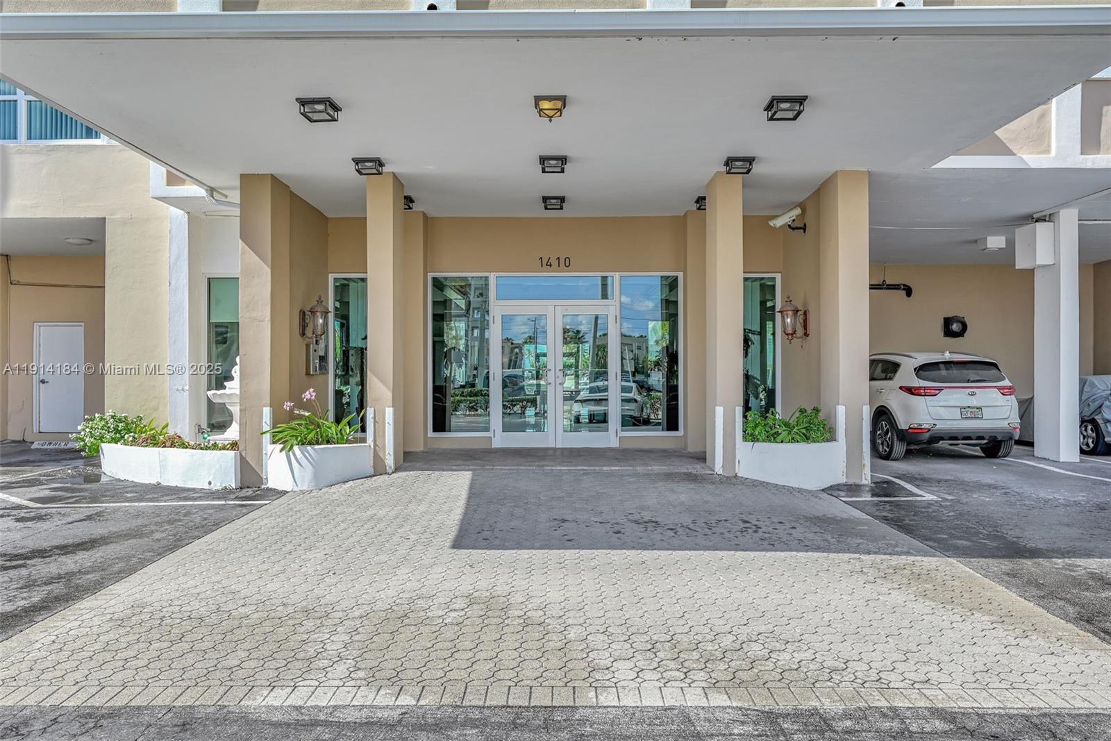 TRAFALGAR TOWERS CONDOMIN - Residential