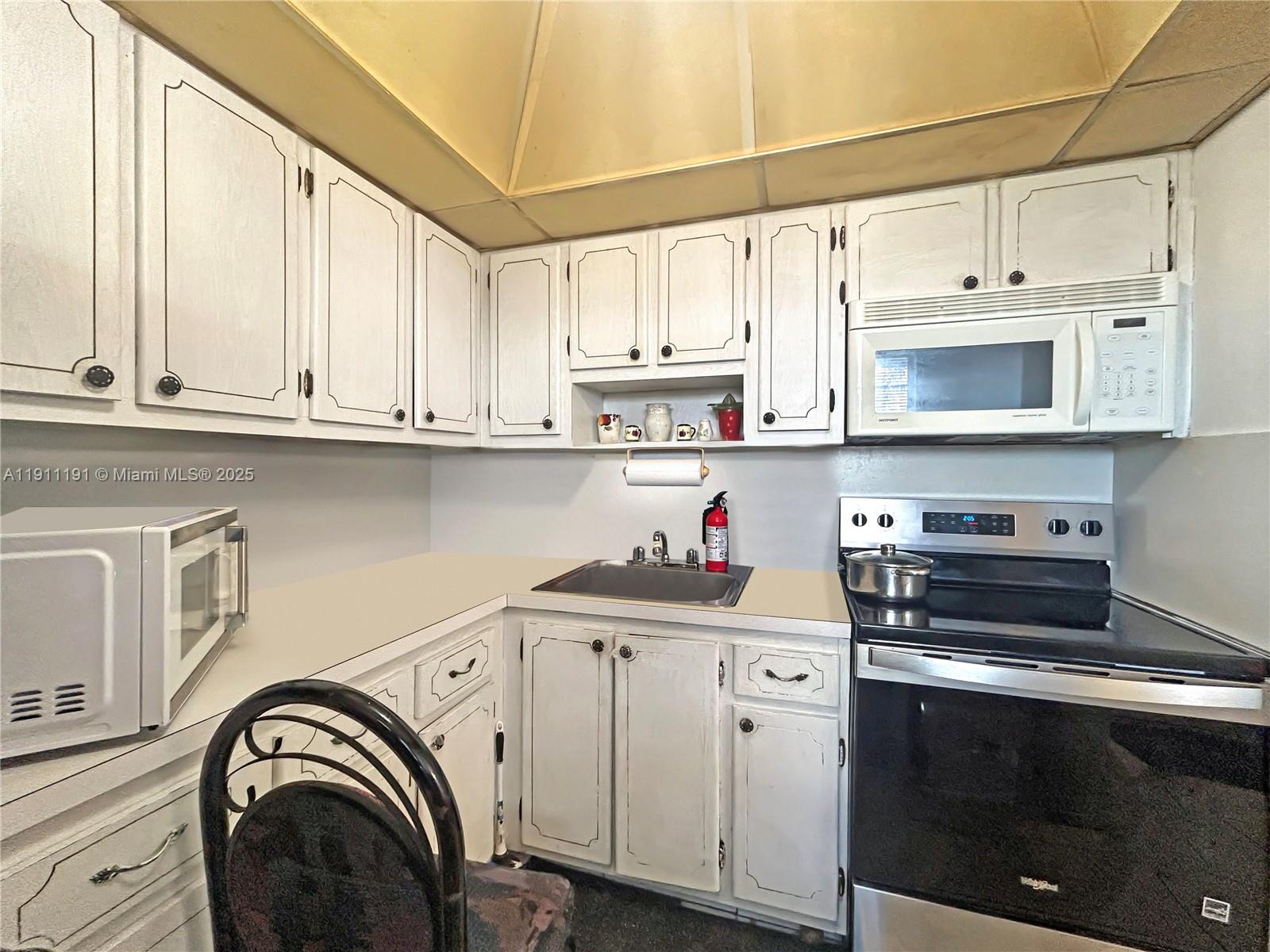 VILLAGE ROYALE CONDO 8 - Residential