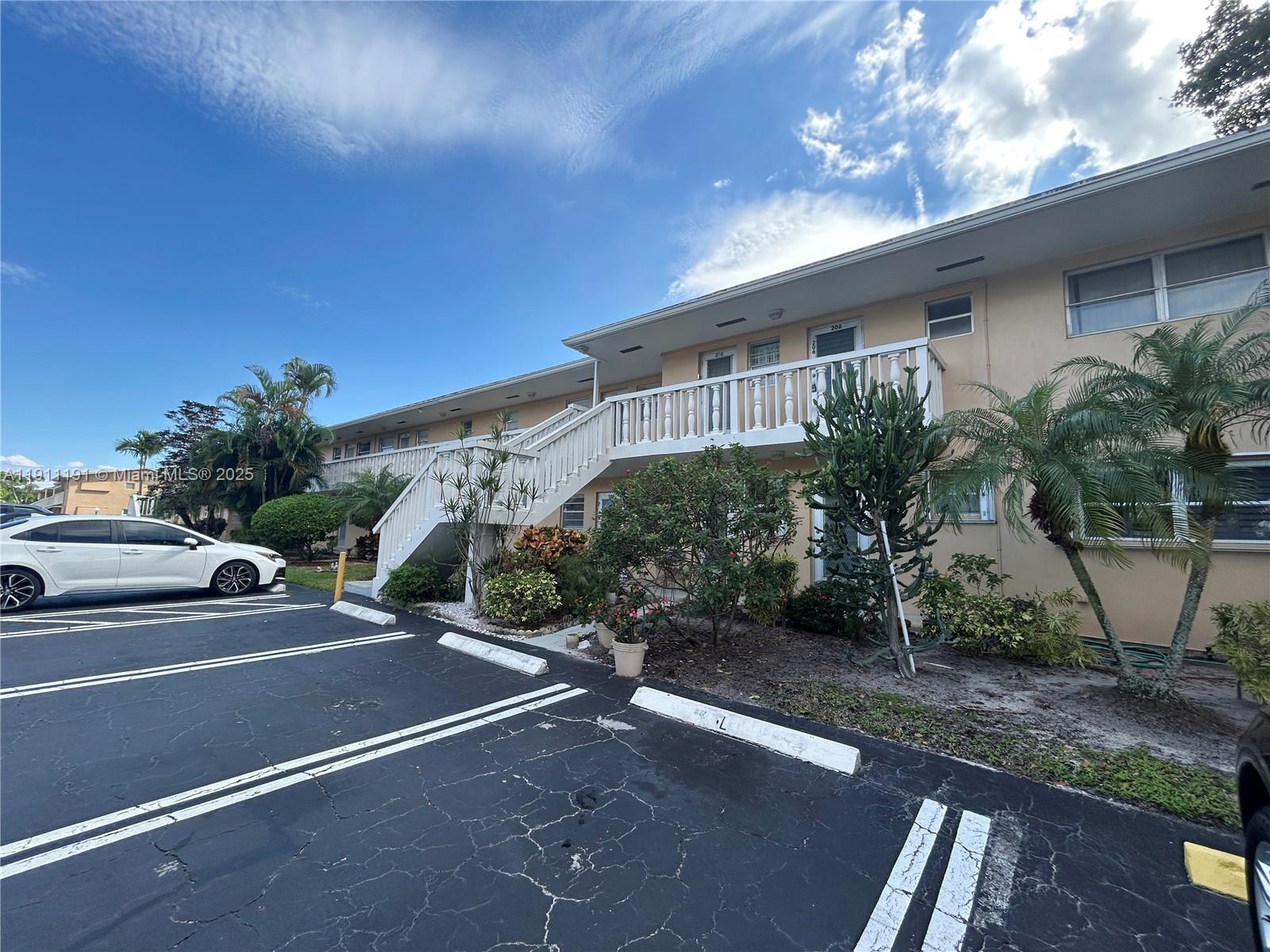 VILLAGE ROYALE CONDO 8 - Residential